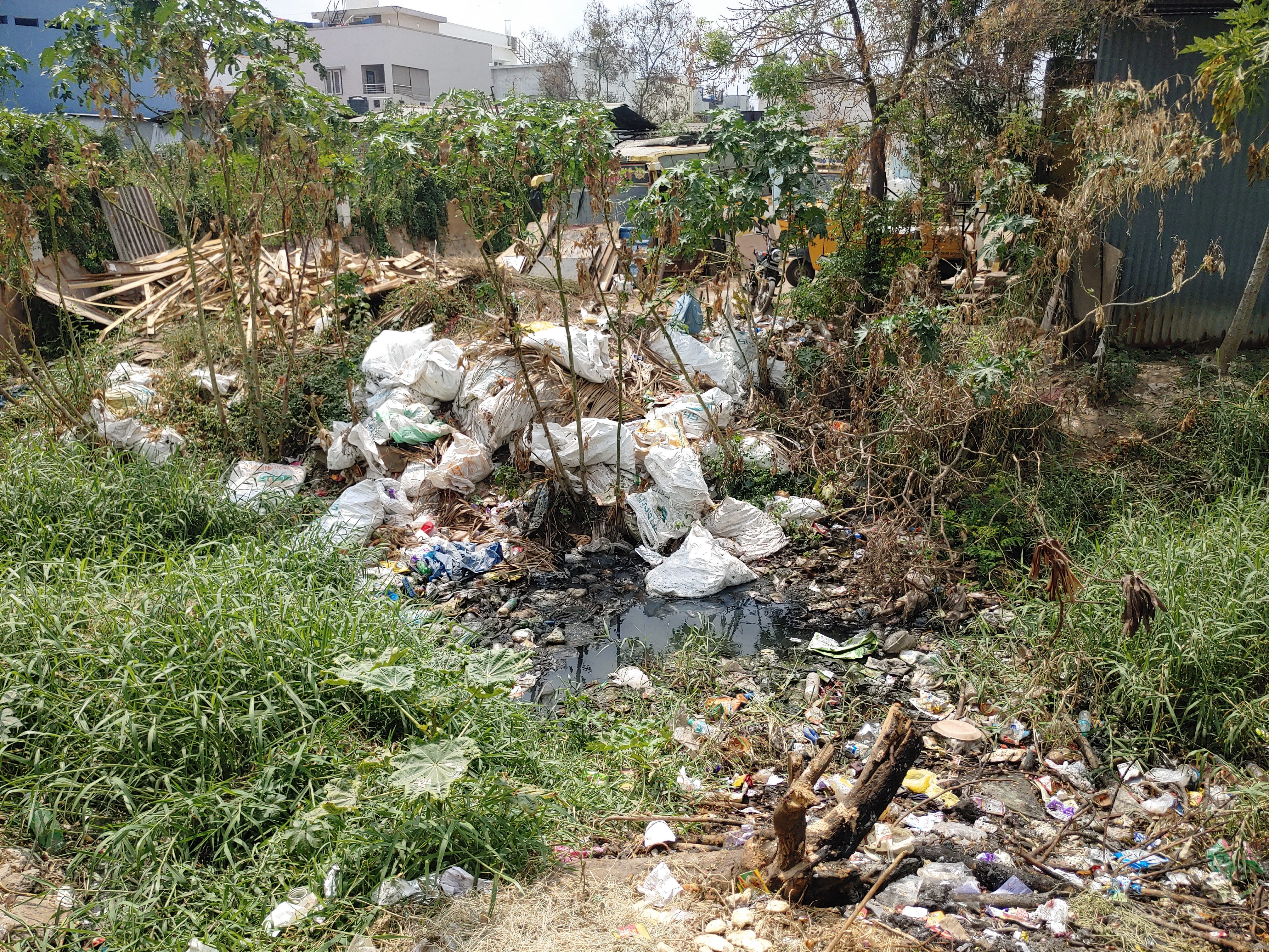 கடும் துர்நாற்றம் கடும் துர்நாற்றம்