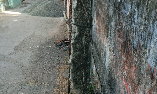 சேதமடைந்த மின்கம்பம் சேதமடைந்த மின்கம்பம்