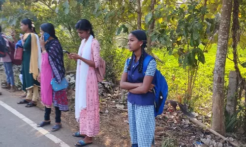 பயணிகள் நிழலகம் தேவை பயணிகள் நிழலகம் தேவை