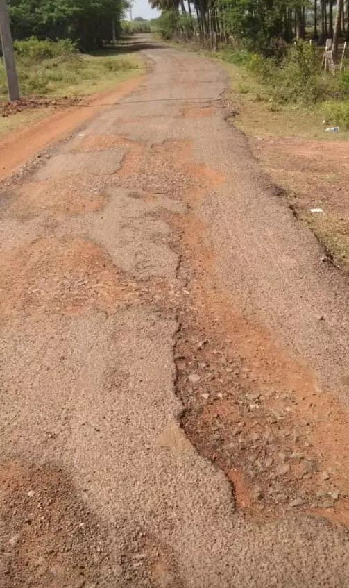 குண்டும்,குழியுமான சாலை குண்டும்,குழியுமான சாலை