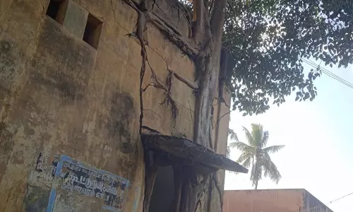 இடிந்து விழும் நிலையில் ரேசன் கடை கட்டிடம் இடிந்து விழும் நிலையில் ரேசன் கடை கட்டிடம்