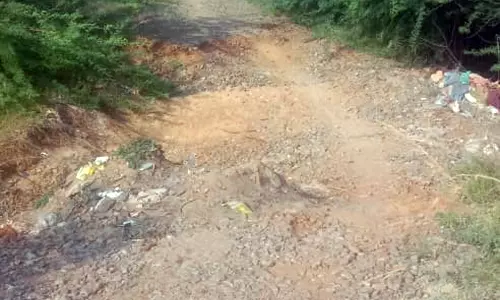 சேதமடைந்த சாலை