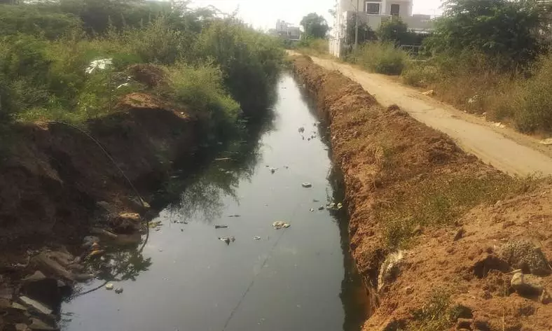 தேங்கி நிற்கும் கழிவுநீர் தேங்கி நிற்கும் கழிவுநீர்