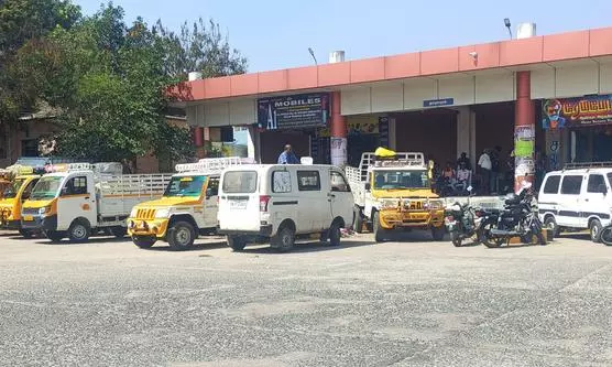 பஸ் நிலையத்திற்குள் சரக்கு வாகனங்கள்