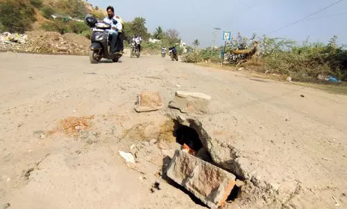 சாலையின் நடுவே பள்ளம் சாலையின் நடுவே பள்ளம்