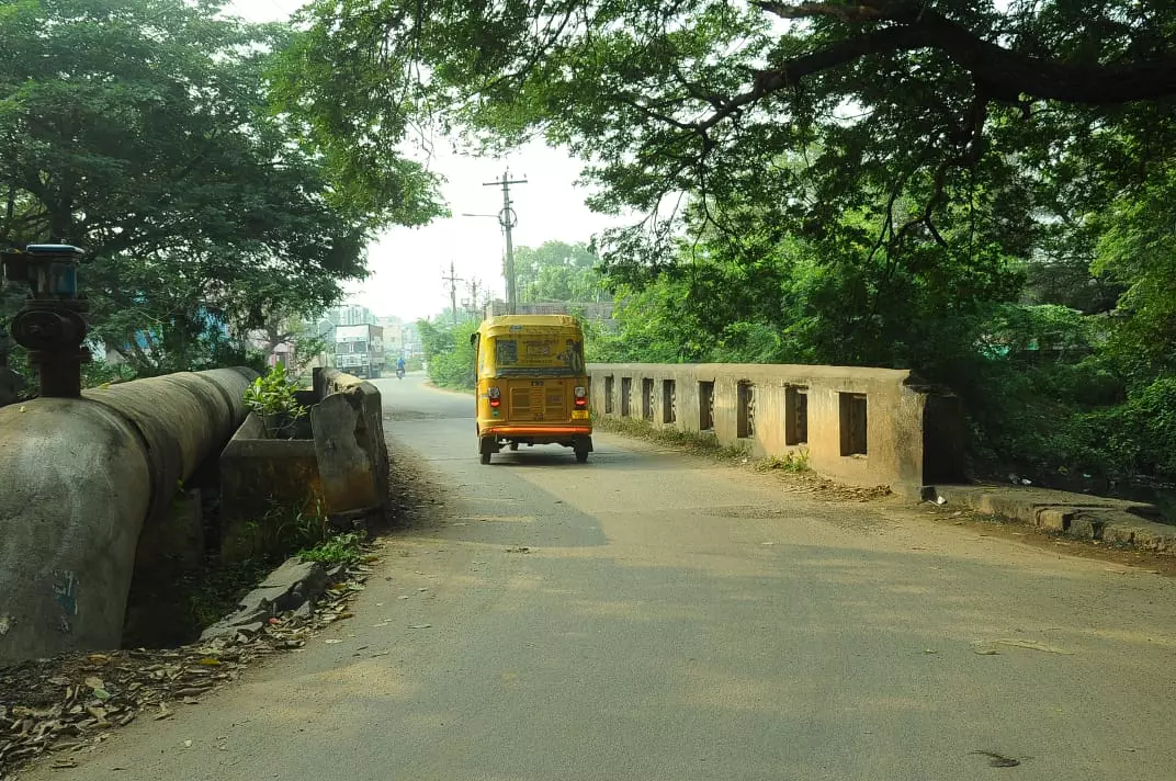 குறுகிய பாலத்தால் வாகன ஓட்டிகள் அவதி