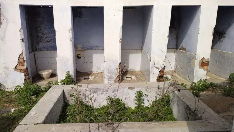 சிதிலமடைந்த சுகாதார வளாகம் சிதிலமடைந்த சுகாதார வளாகம்