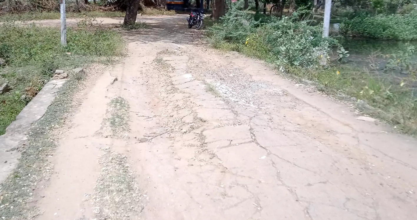 சேதமடைந்த சாலை சேதமடைந்த சாலை