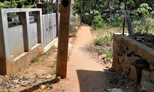 இடையூறான மின்கம்பம்