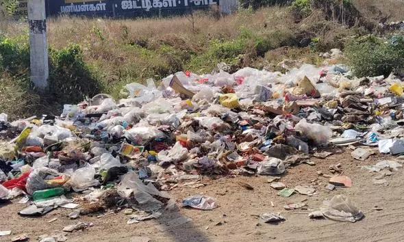 சாலையோரம் கொட்டப்படும் குப்பை சாலையோரம் கொட்டப்படும் குப்பை