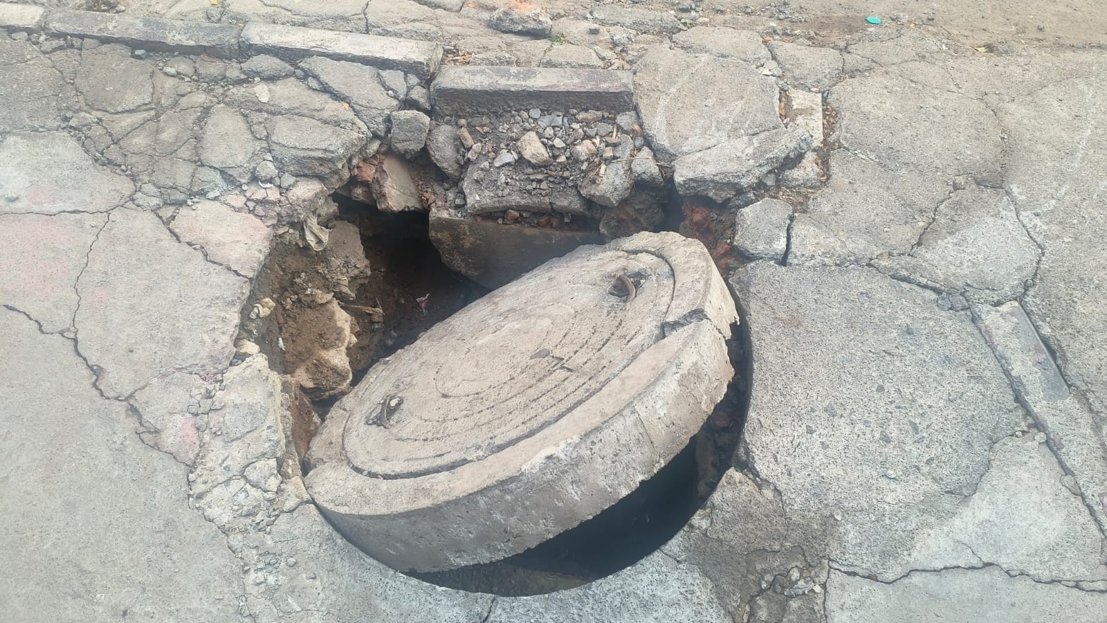 கழிவுநீர் கால்வாய் மூடி சேதம்