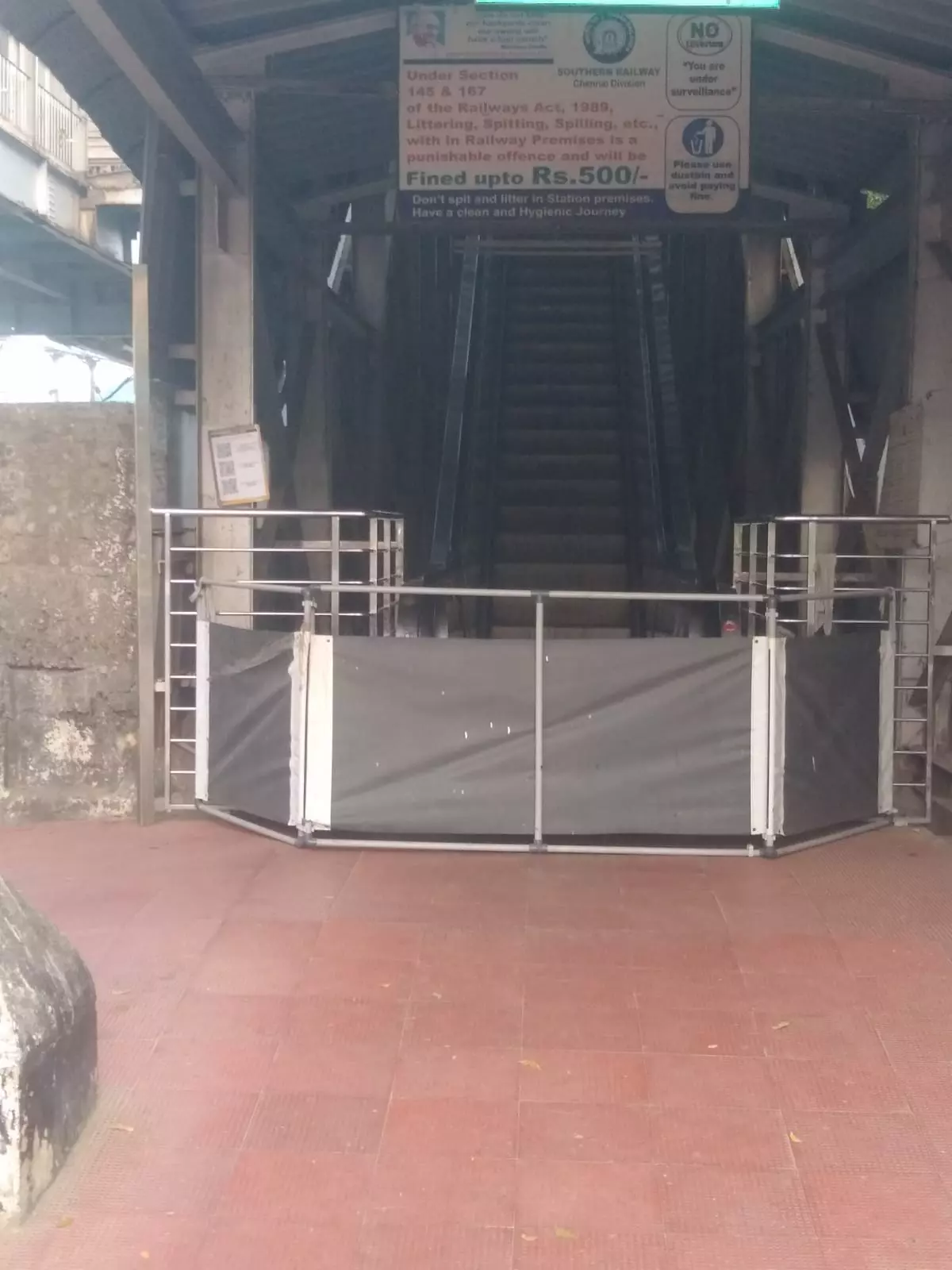 பழுதடைந்த எஸ்குலேட்டர்