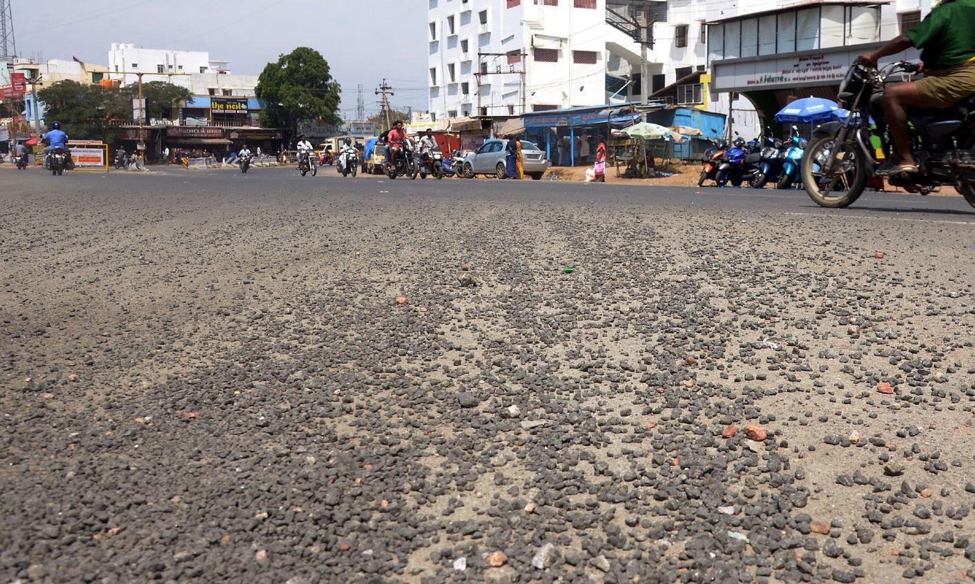 சிதறிகிடக்கும் கற்கள் சிதறிகிடக்கும் கற்கள்