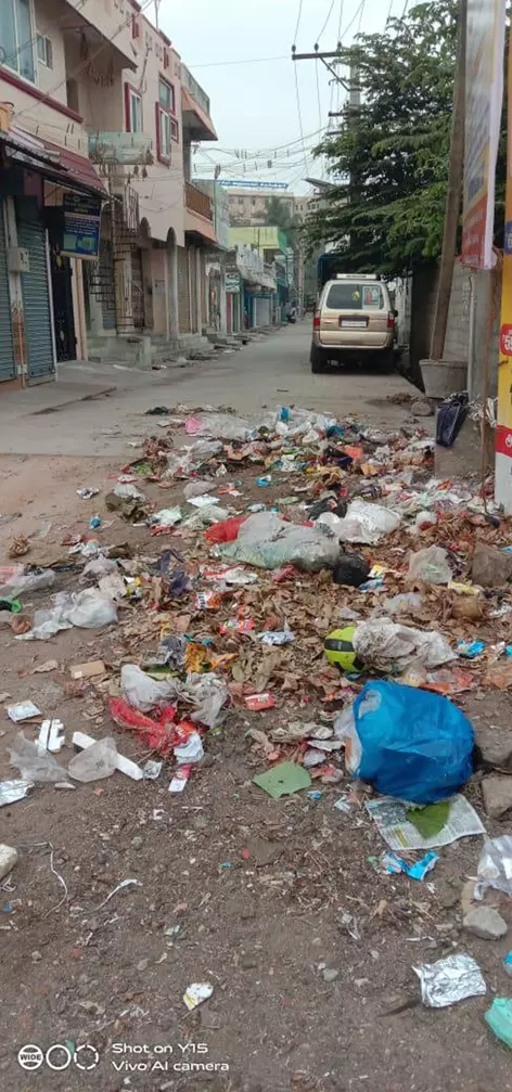 சிதறி கிடக்கும் குப்பைகள்