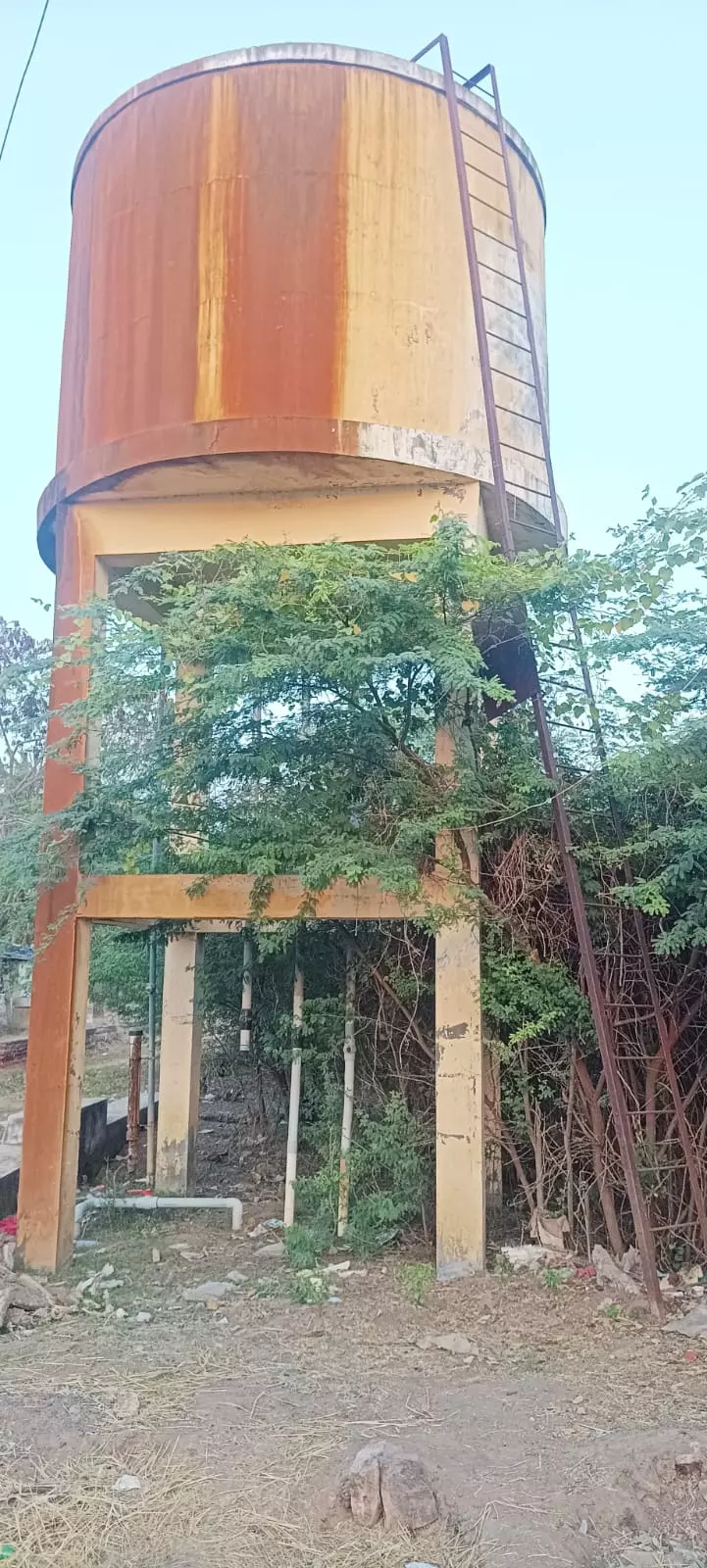 பராமரிக்கப்படாத நீர்த்தேக்க தொட்டி பராமரிக்கப்படாத நீர்த்தேக்க தொட்டி