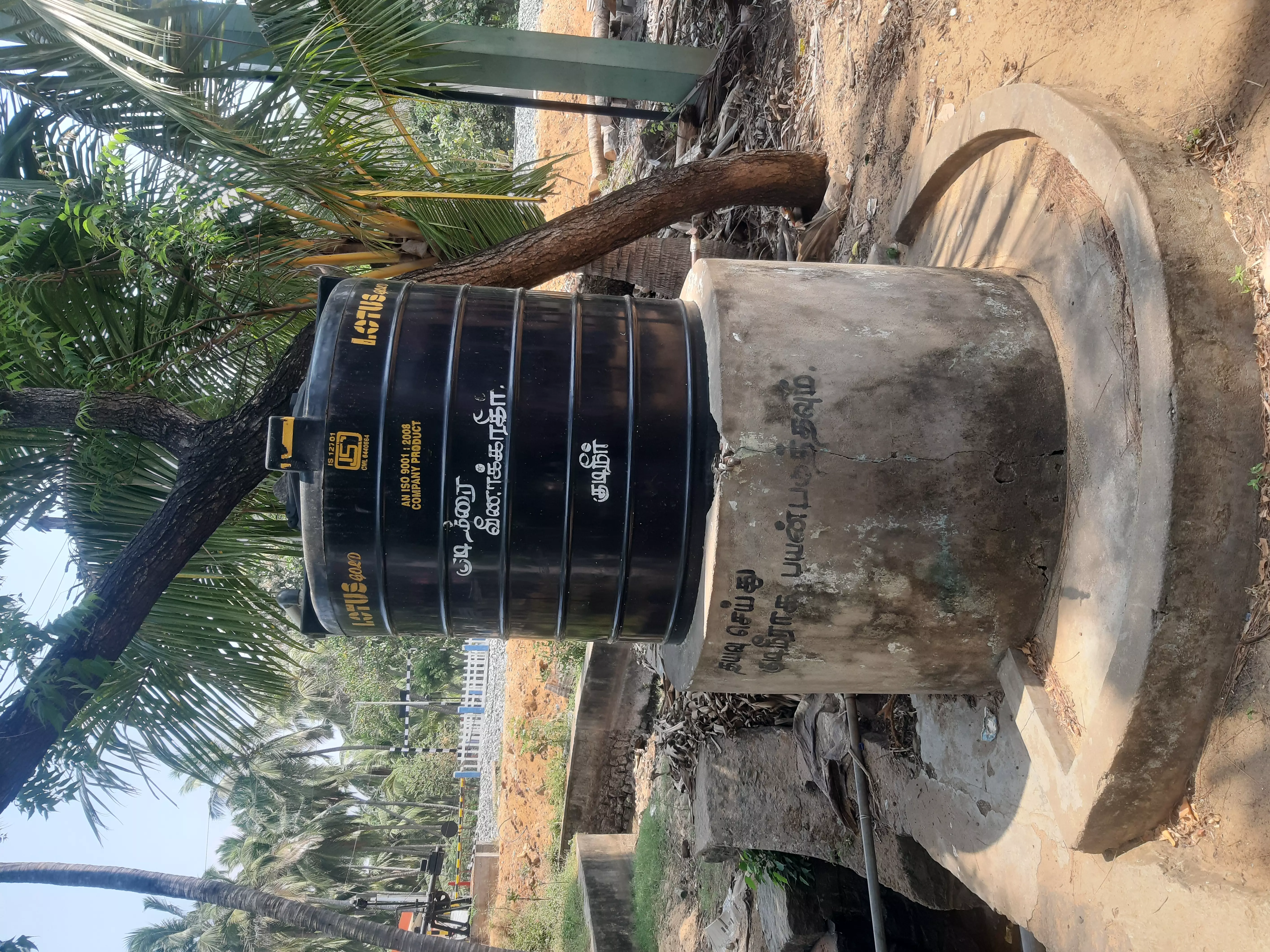 காட்சி பொருளான குடிநீர் தொட்டி காட்சி பொருளான குடிநீர் தொட்டி