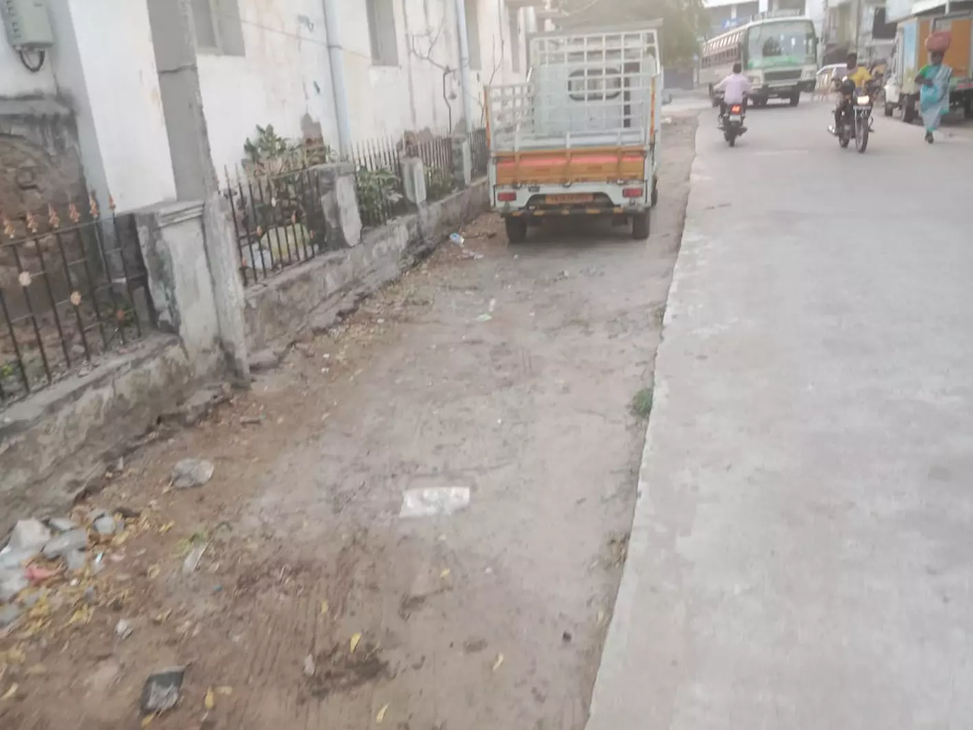 சாலையோரம் ஆபத்தான பள்ளம் சாலையோரம் ஆபத்தான பள்ளம்