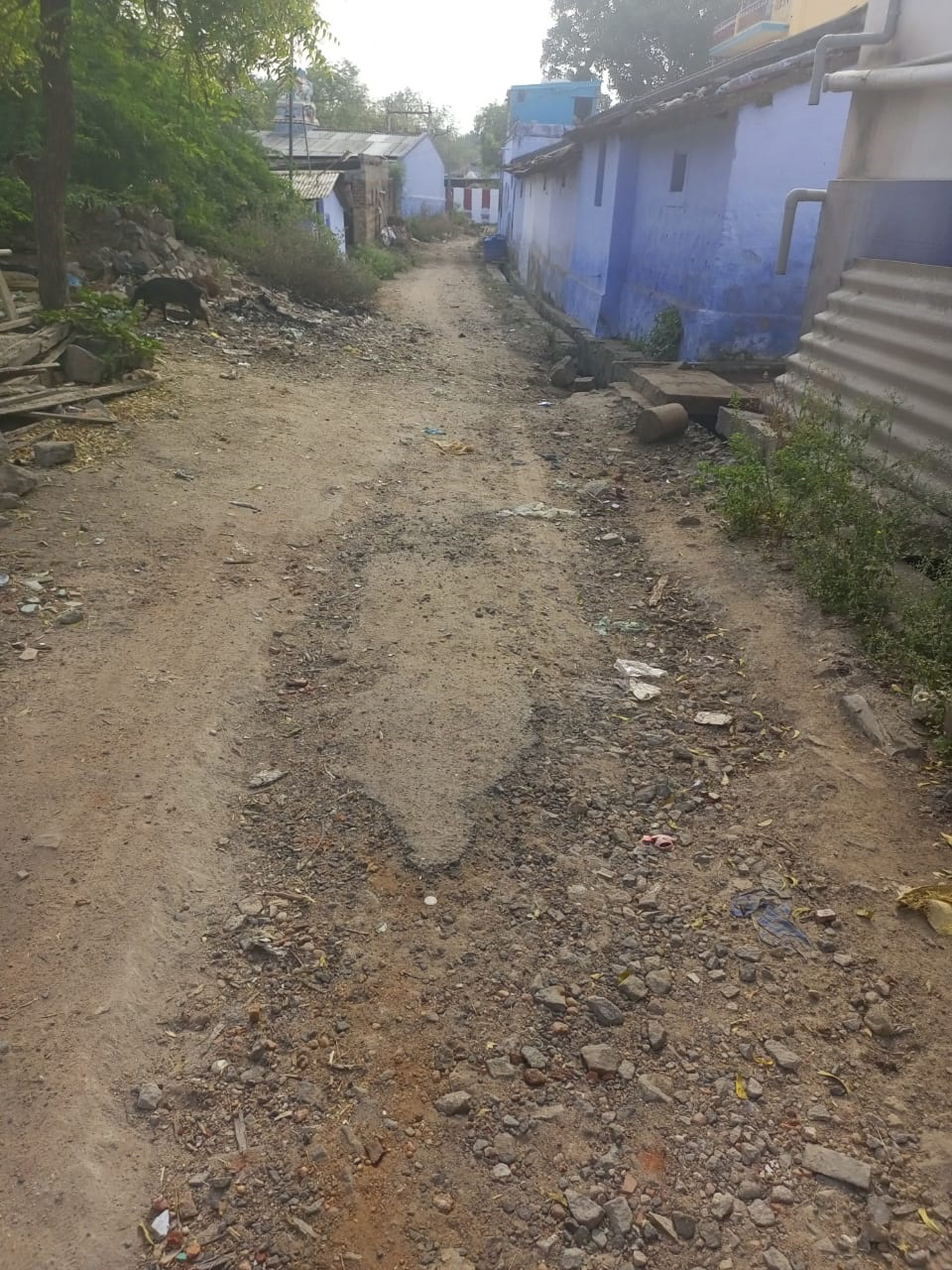 குண்டும் குழியுமான சாலை குண்டும் குழியுமான சாலை