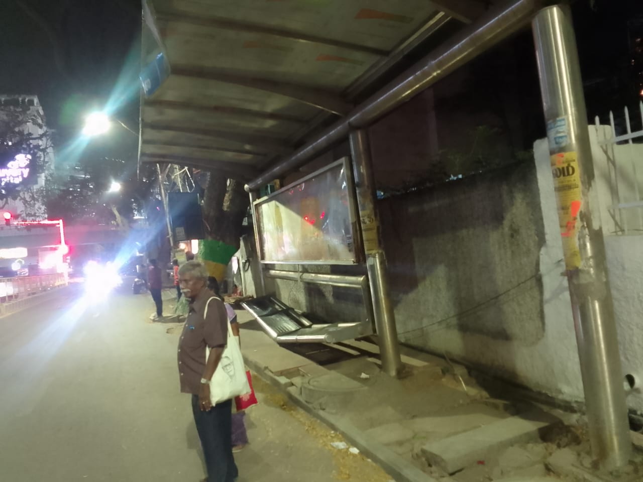 பயணிகள் நிழற்குடை சேதம்