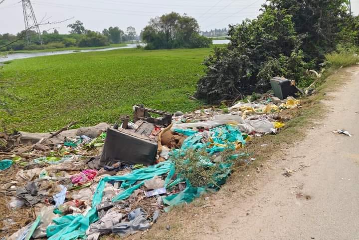 ஏரியில் கொட்டப்படும் கழிவுகள்