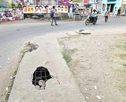 சிதலமடைந்த நடைபாதை சிதலமடைந்த நடைபாதை