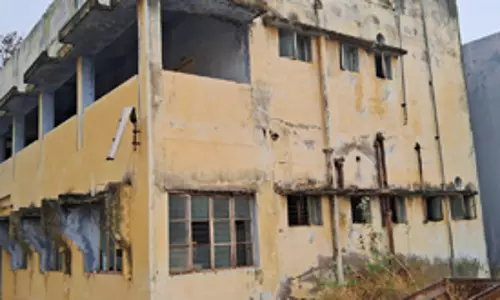 ஆபத்தான கட்டிடம் ஆபத்தான கட்டிடம்