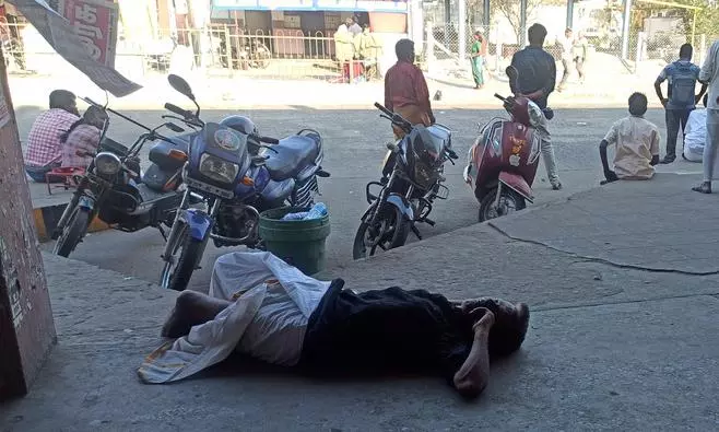 போதை ஆசாமிகள் அட்டகாசம் போதை ஆசாமிகள் அட்டகாசம்