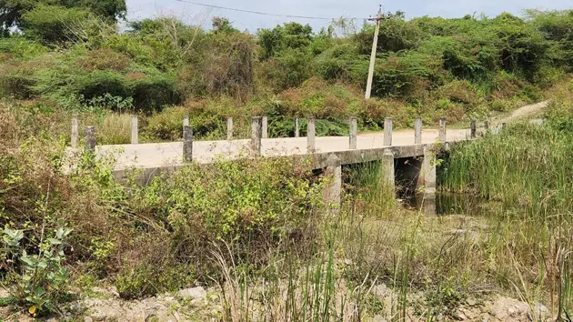 சேதம் அடைந்த பாலம் சேதம் அடைந்த பாலம்