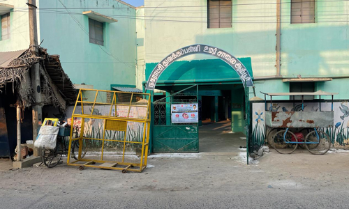 மாணவர்களுக்கு இடையூறுாக இருக்கும் இரும்புத்தடுப்பு