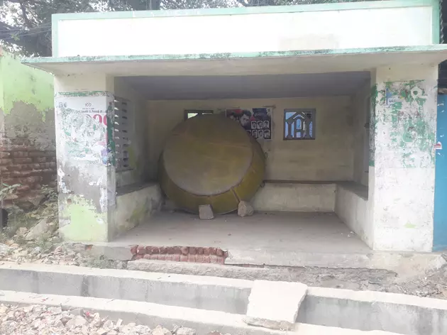 கால்வாய் மேலே சிமெண்டு சிலாப் போட வேண்டும்