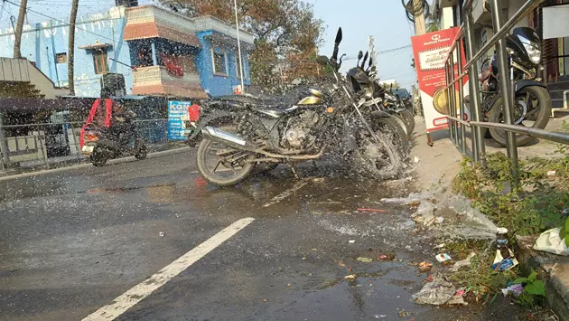குடிநீர் குழாய் உடைப்பு குடிநீர் குழாய் உடைப்பு