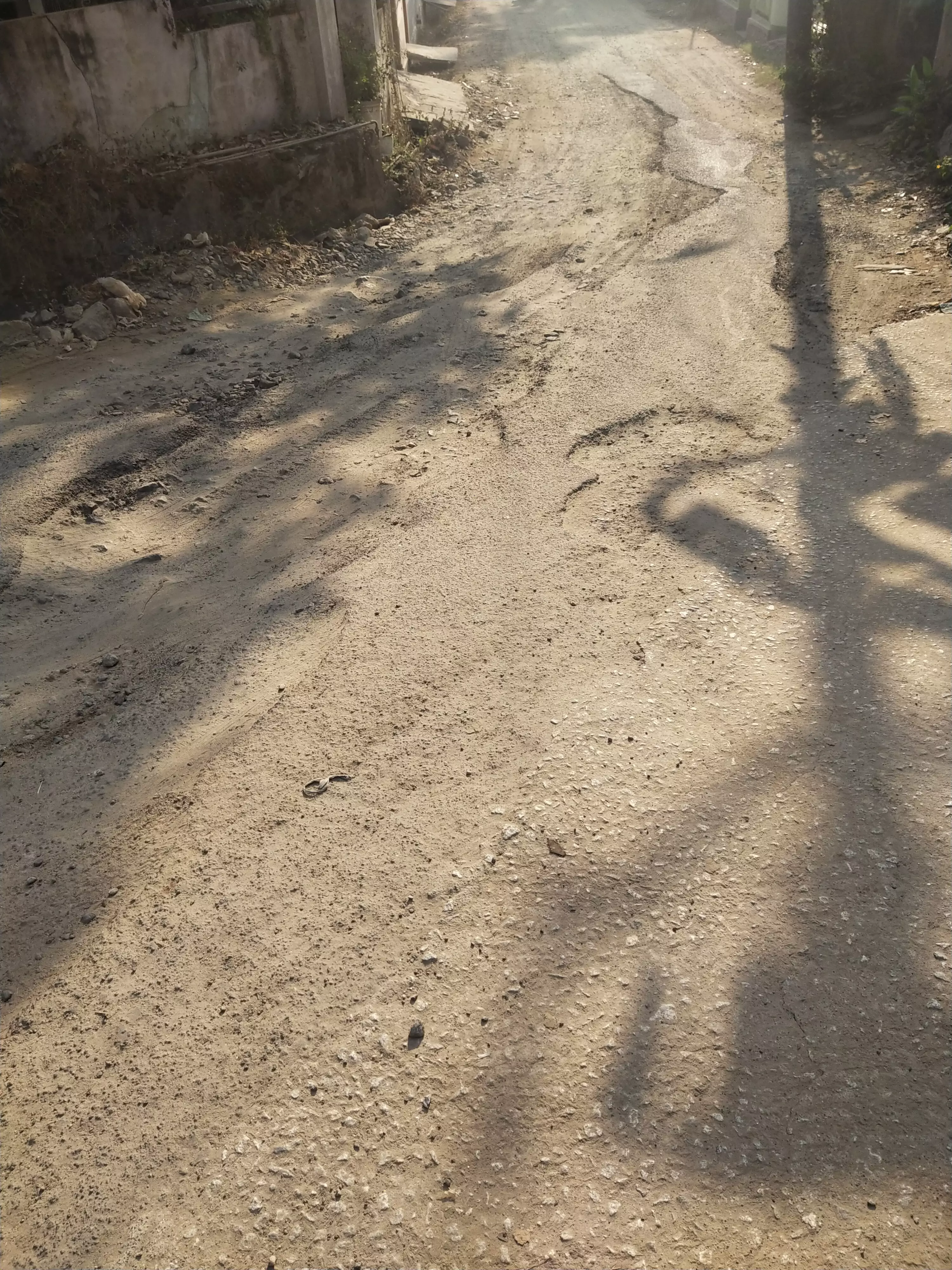 சேதமடைந்த சாலை