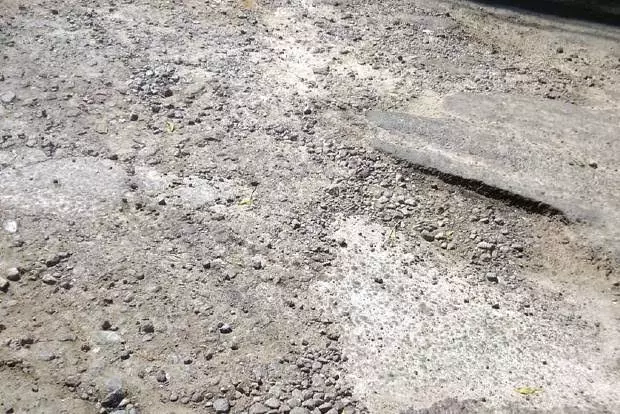 குண்டும், குழியுமான சாலை குண்டும், குழியுமான சாலை