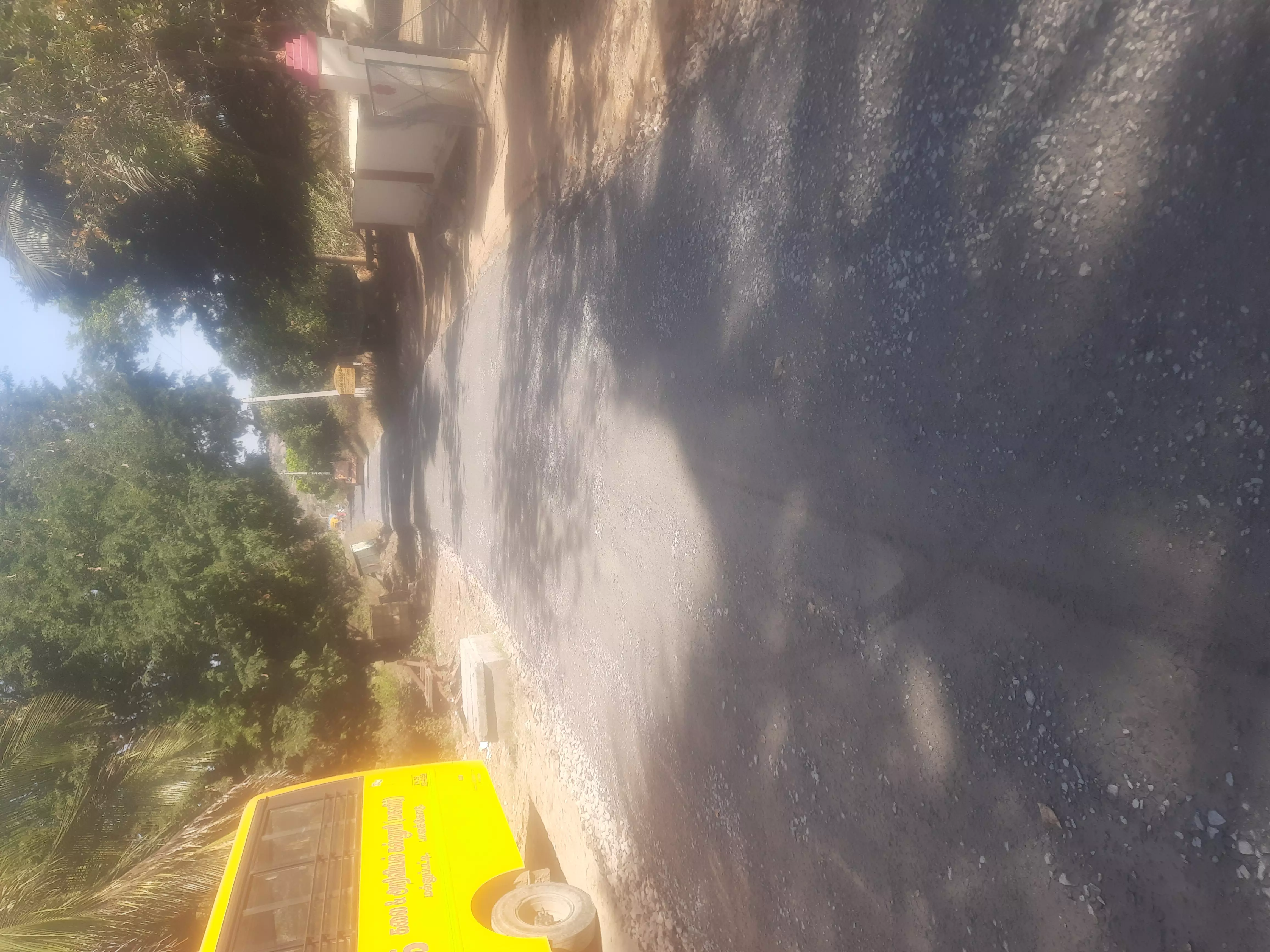 குண்டும், குழியுமான சாலை குண்டும், குழியுமான சாலை