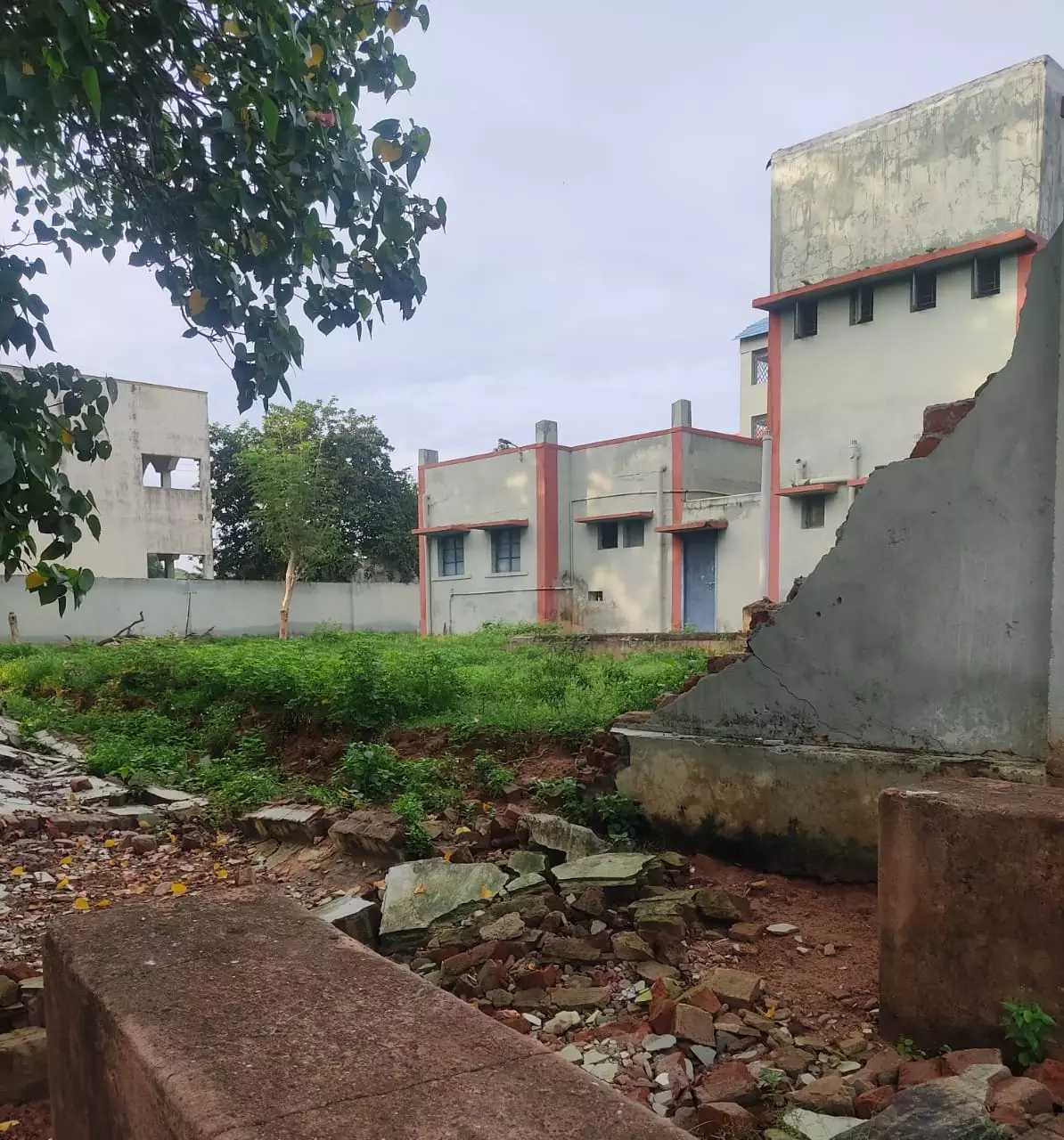 சுற்றுச்சுவர் அமைக்கப்படுமா? சுற்றுச்சுவர் அமைக்கப்படுமா?