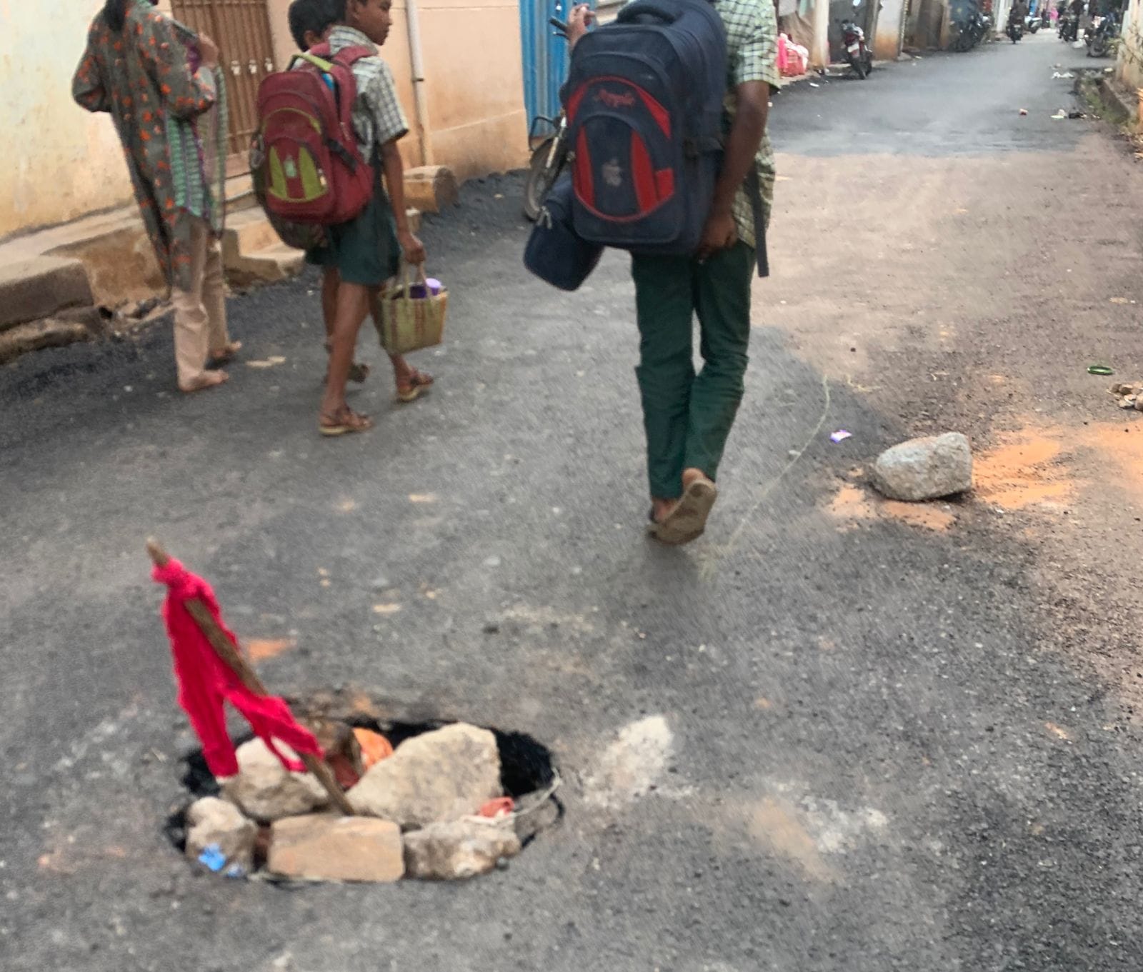 சாலைகளை சீரமைப்பார்களா?