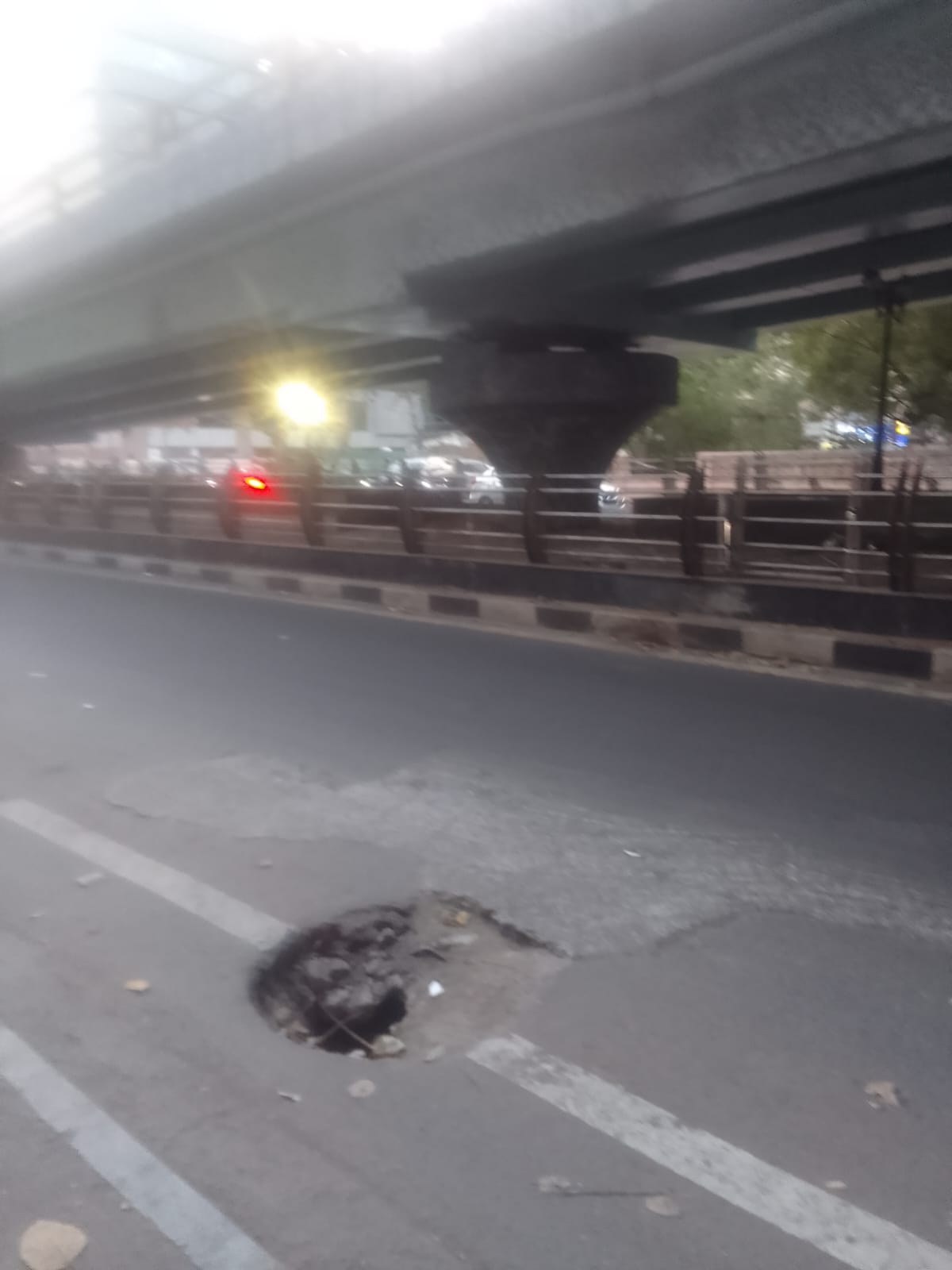 சாலையின் நடுவில் பள்ளம்