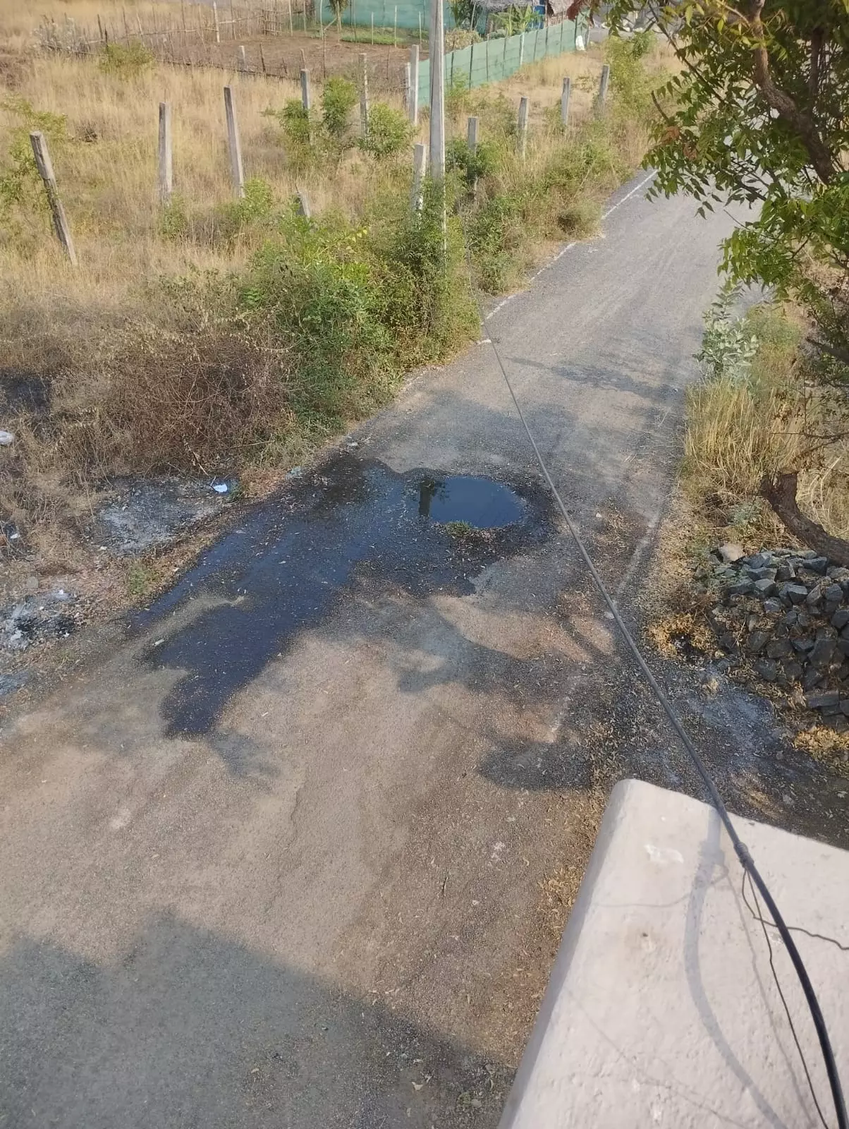 வீதியில் ஓடும் கழிவுநீர்