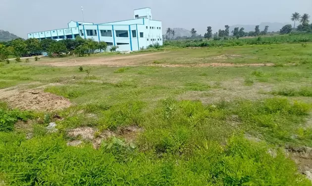 பள்ளிக்கு சுற்றுச்சுவர் கட்டப்படுமா? பள்ளிக்கு சுற்றுச்சுவர் கட்டப்படுமா?