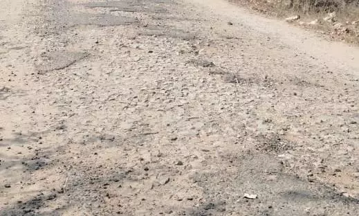 சேதமடைந்த சாலை