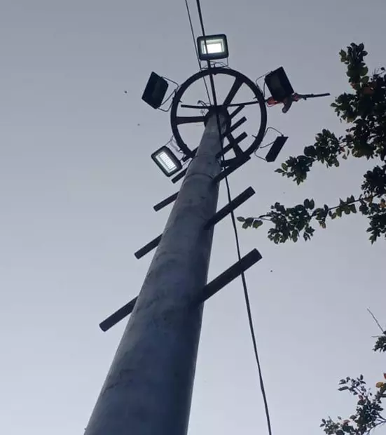 சரியாக எரியாத உயர் கோபுர மின் விளக்கு