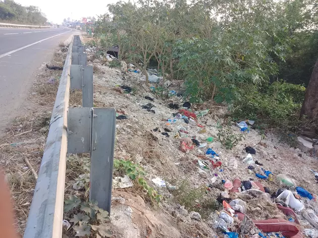 சாலையோரம் கோழிக்கழிவுகள் சாலையோரம் கோழிக்கழிவுகள்