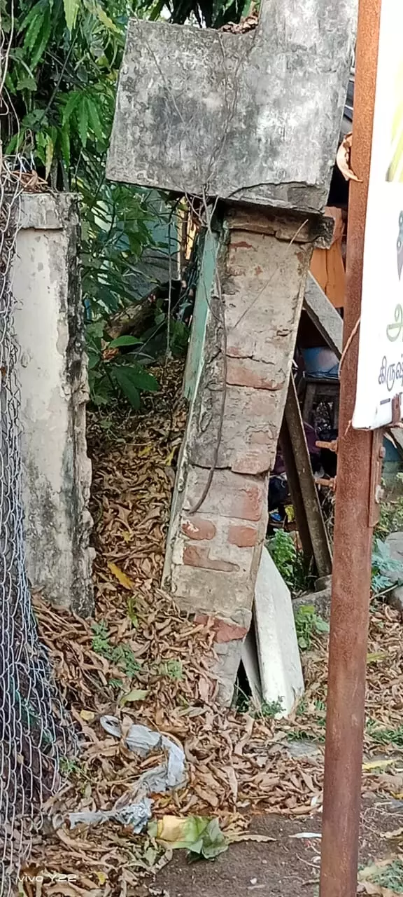 ஆபத்தான நிலையில் அரசு கட்டிட சுற்றுச்சுவர் ஆபத்தான நிலையில் அரசு கட்டிட சுற்றுச்சுவர்