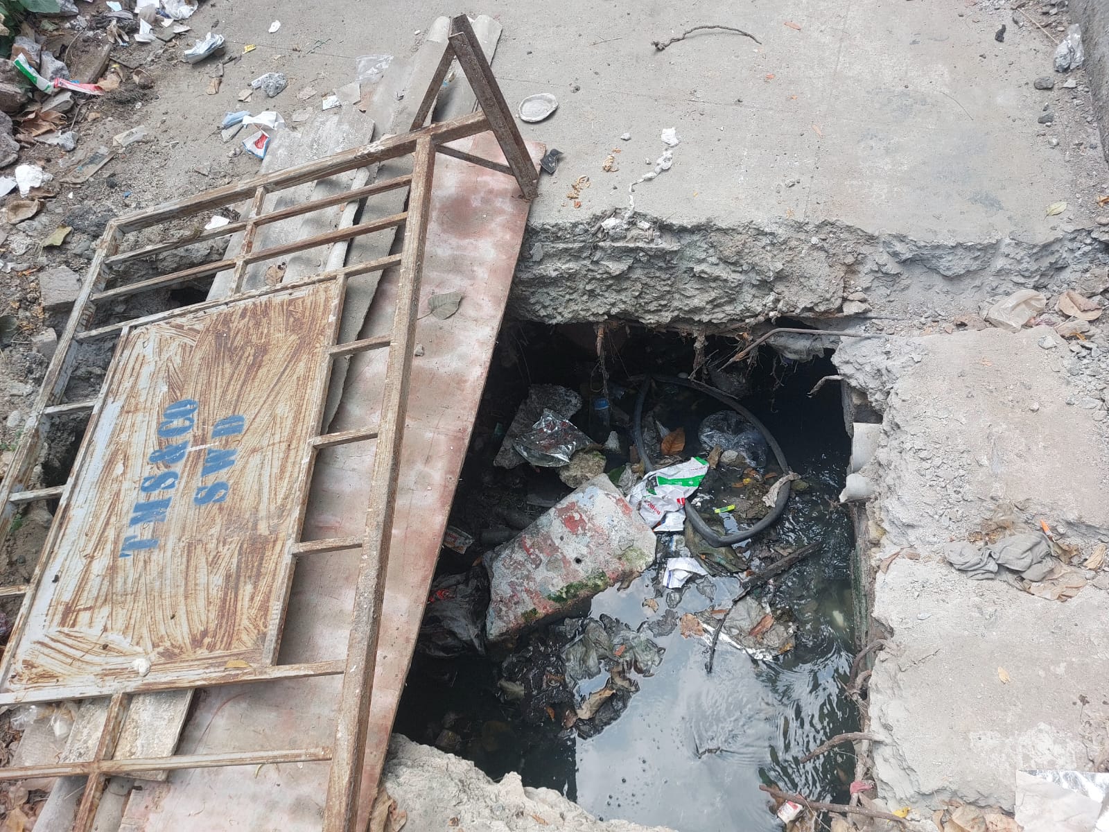 கழிவுநீர் கால்வாய் மூடி எங்கே?