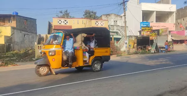 அளவுக்கு அதிகமாக பயணிகளை ஏற்றும் ஆட்டோக்கள் அளவுக்கு அதிகமாக பயணிகளை ஏற்றும் ஆட்டோக்கள்