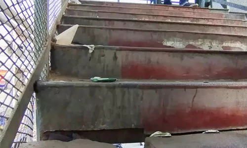 உடைந்து கிடக்கும் படிக்கட்டுகள் உடைந்து கிடக்கும் படிக்கட்டுகள்