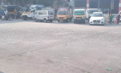 பஸ் நிலையத்திற்குள் நிறுத்தப்படும் சரக்கு வாகனங்கள்