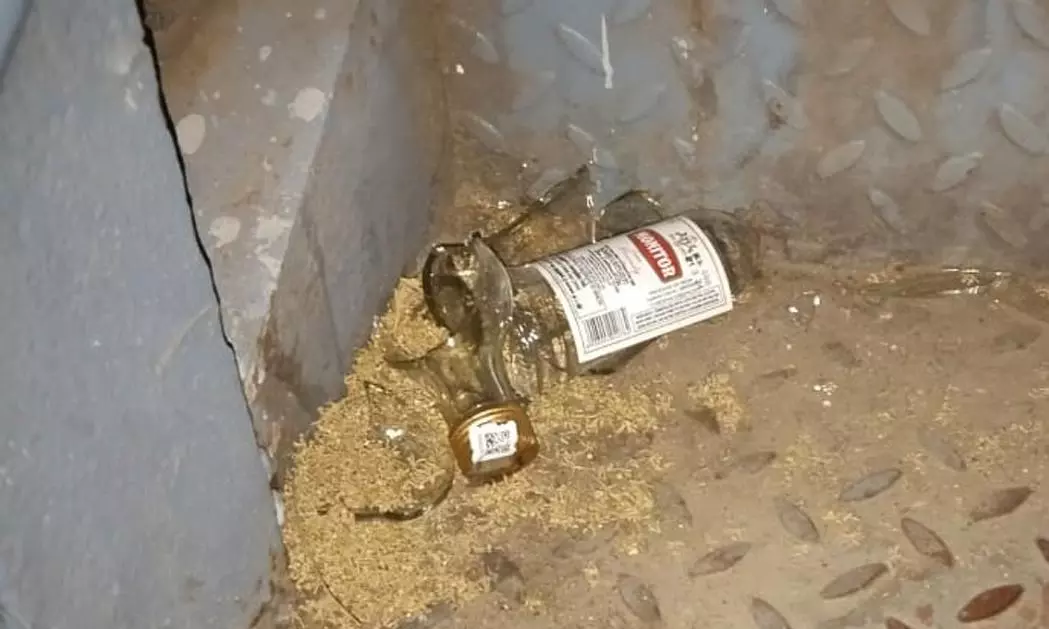 உடைந்து கிடக்கும் காலி மதுபாட்டில்கள்