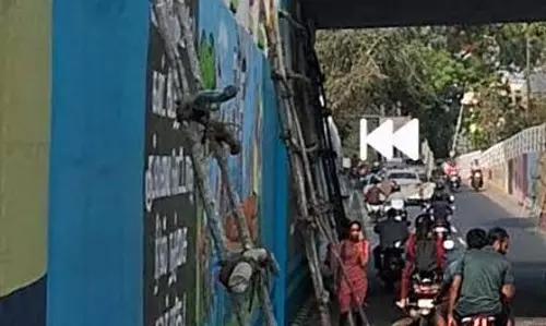 சாலையோர இரும்பு கம்பியால் விபத்து ஏற்படும் அபாயம்