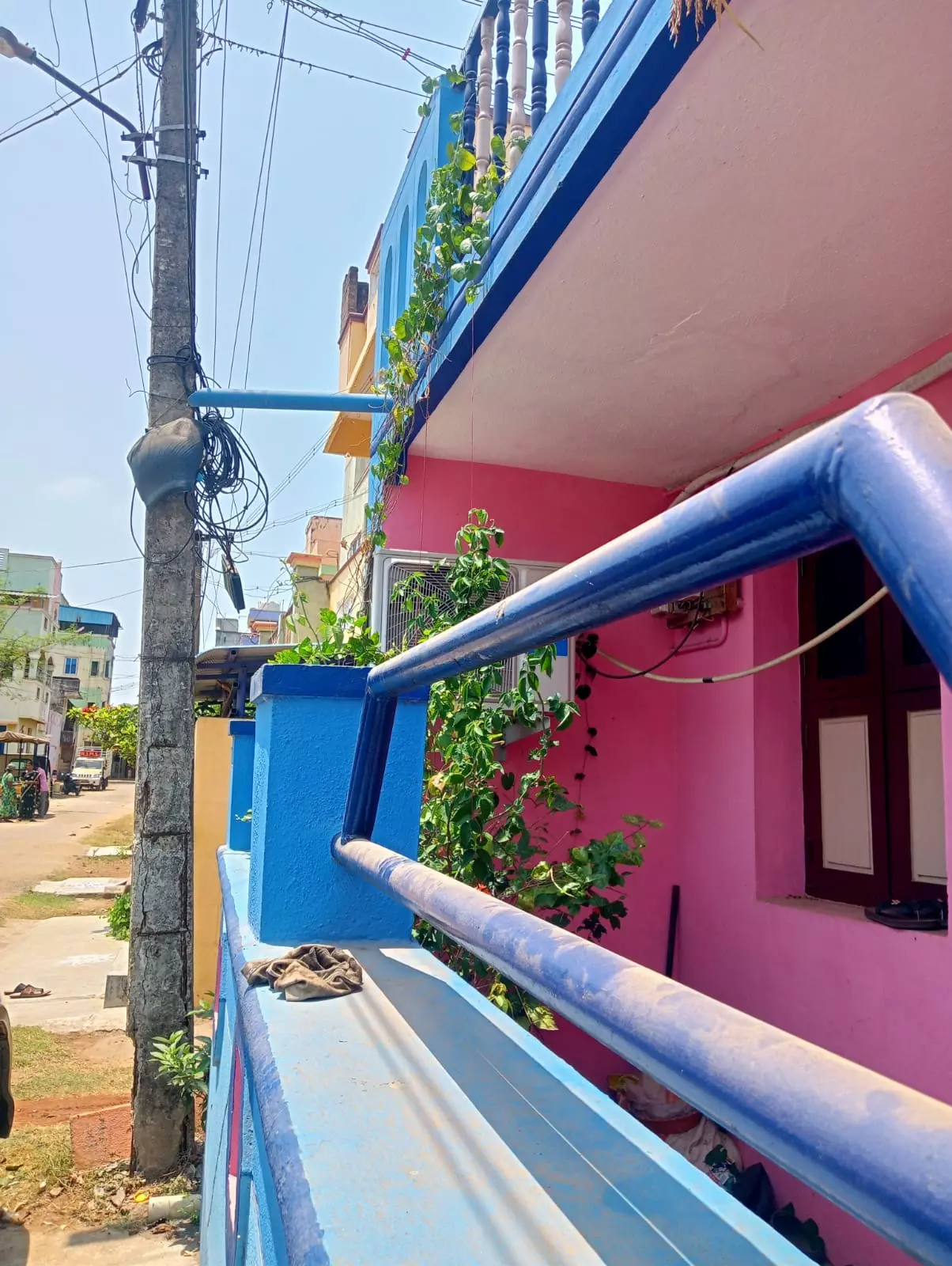 சிதலமடைந்த மின்கம்பம் சிதலமடைந்த மின்கம்பம்